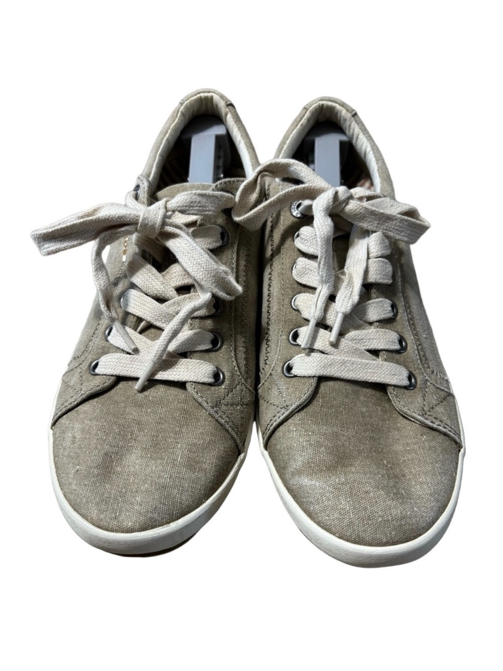Taos Footwear Women’s Tan distressed Canvas Sneakers size 9.5